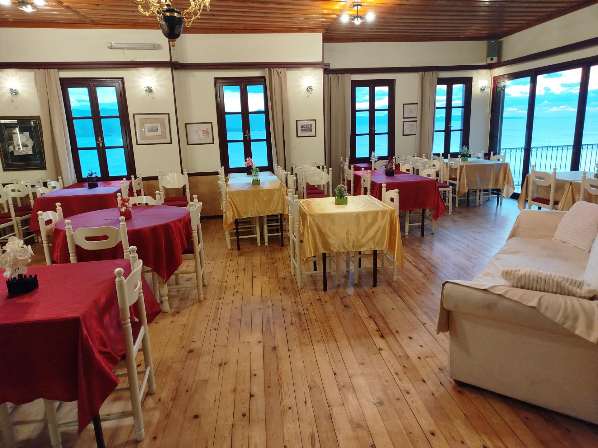 Η πρόσοψη του εστιατορίου Martin's στο γραφικό λιμάνι του Μολύβου, Λέσβος